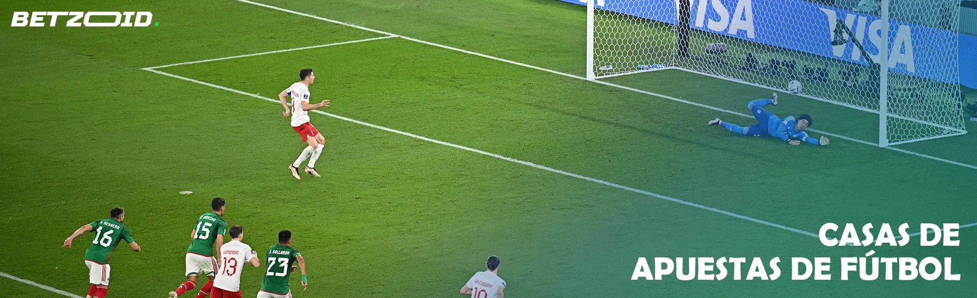 Jugadores de fútbol en acción durante un partido.