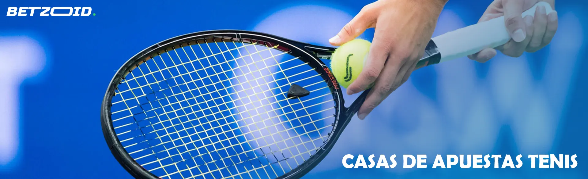 Un jugador de tenis coloca una pelota en su raqueta.