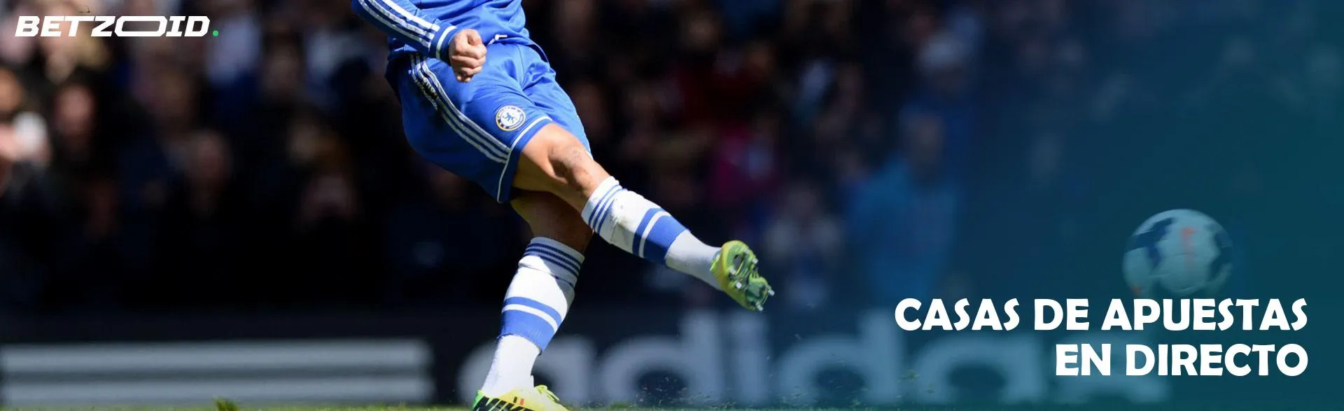 Un jugador de fútbol patea el balón durante un partido.