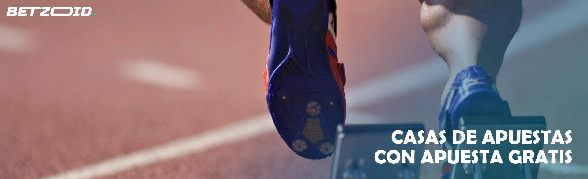 Piernas de un atleta que comienza durante una carrera.