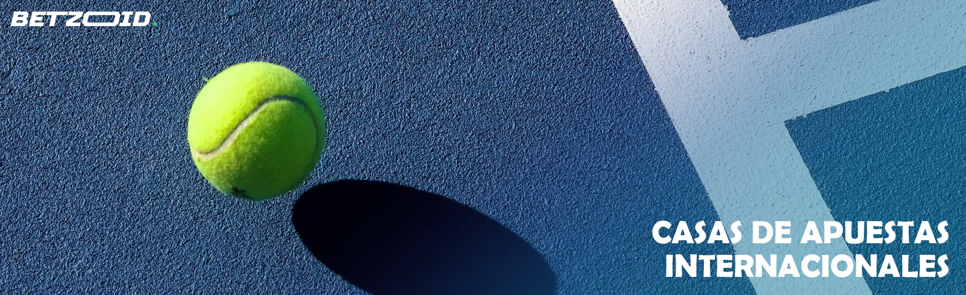 Pelota de tenis en la cancha azul.