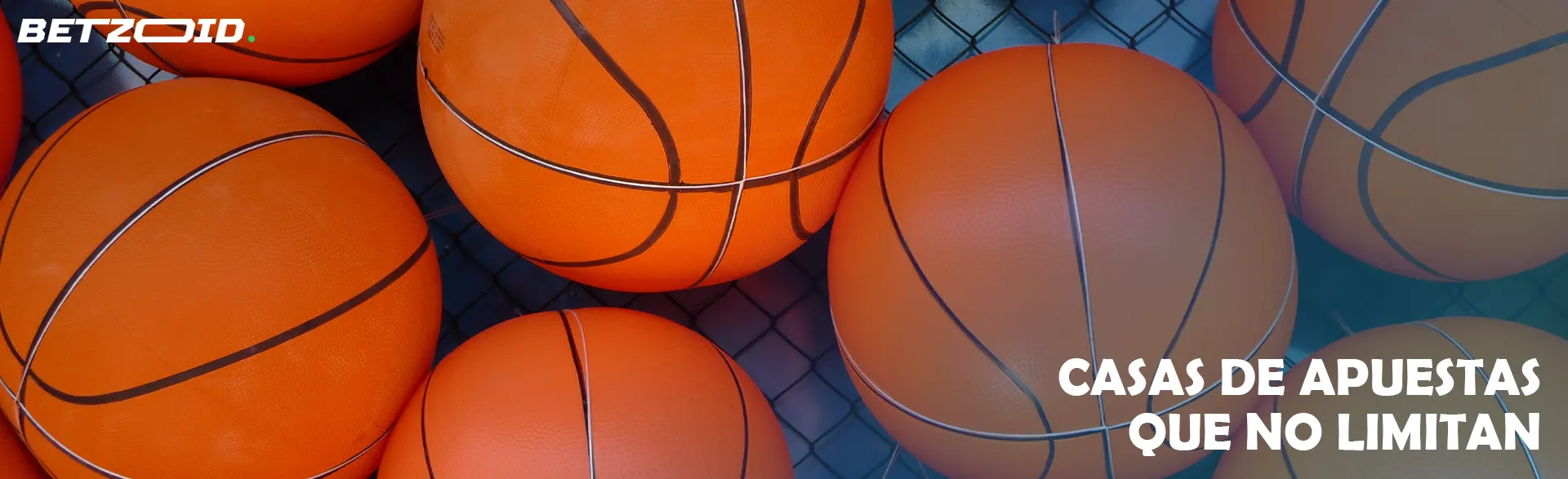 Varias pelotas de baloncesto tiradas en la red.