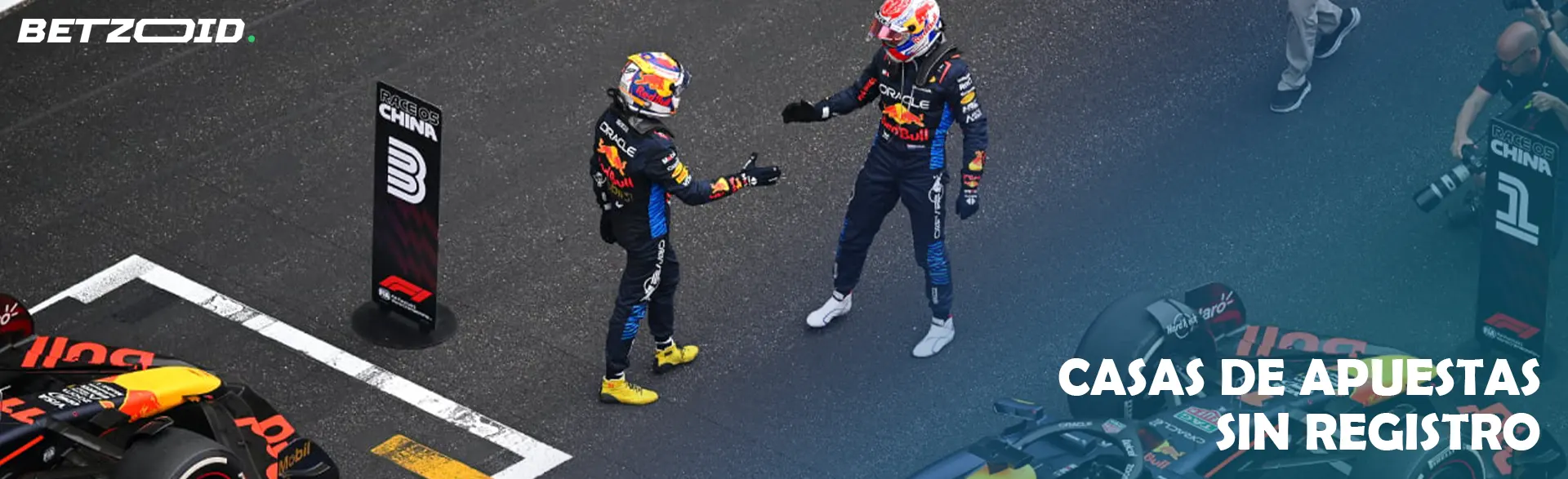 Dos corredores en el circuito de Fórmula 1 conversando después de la carrera.