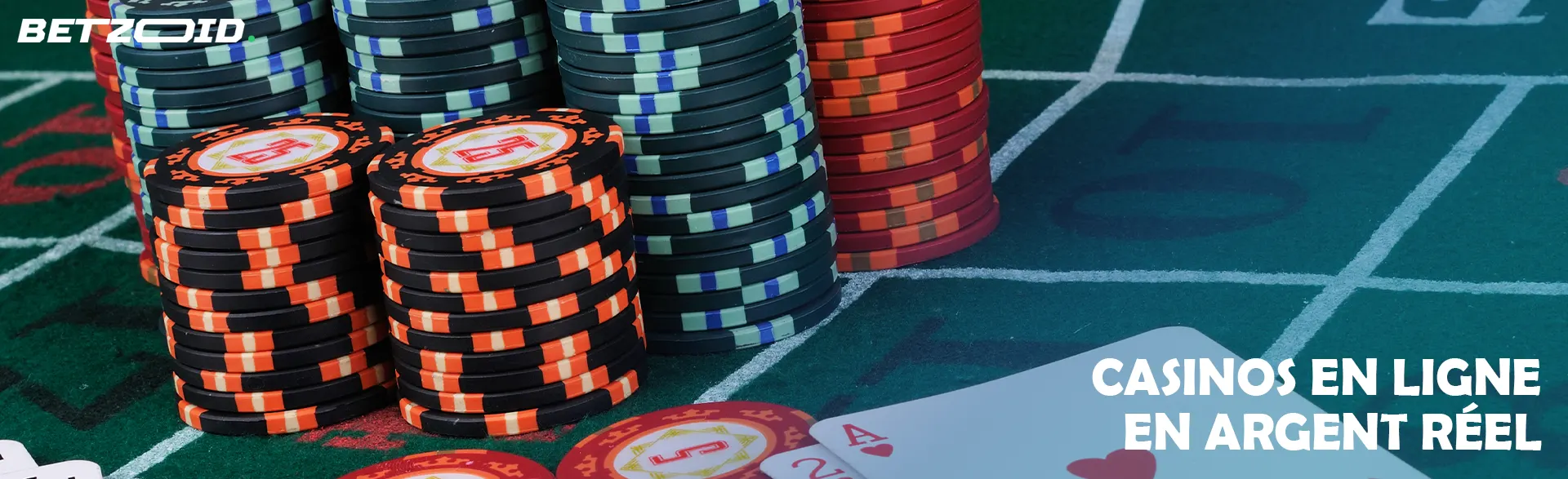 Puce et cartes sur la table du casino.