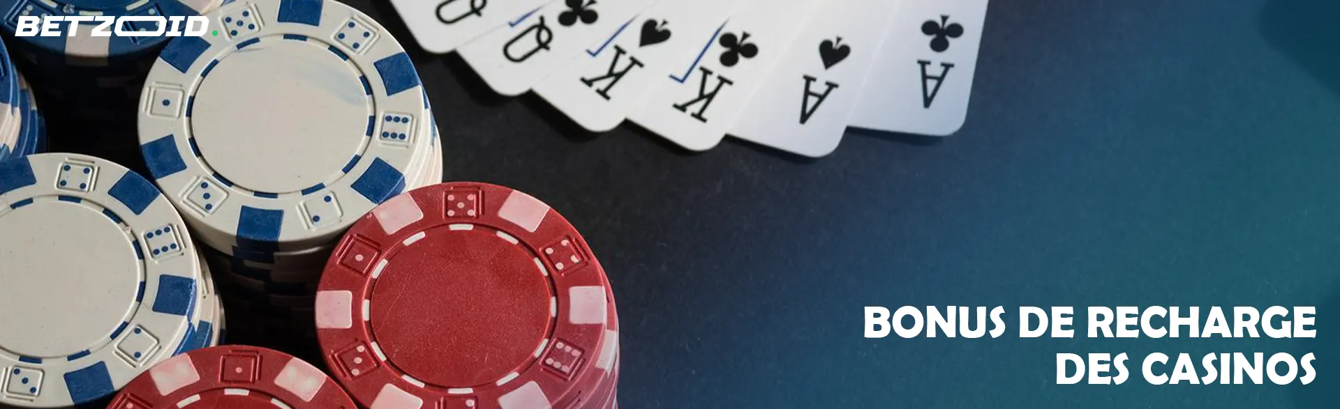 Jouer aux cartes à côté des jetons de casino.