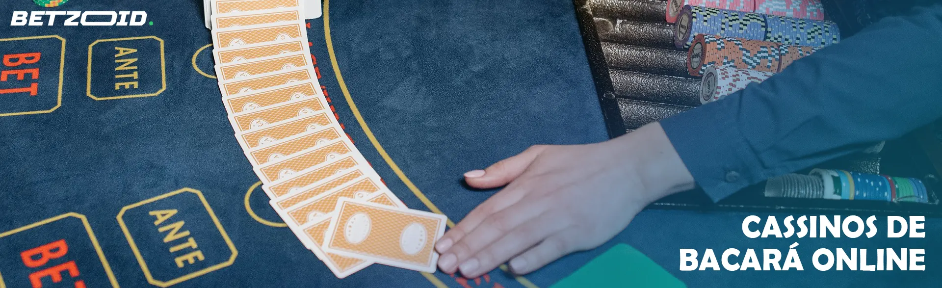 O jogador colocou um baralho de cartas na mesa do cassino.