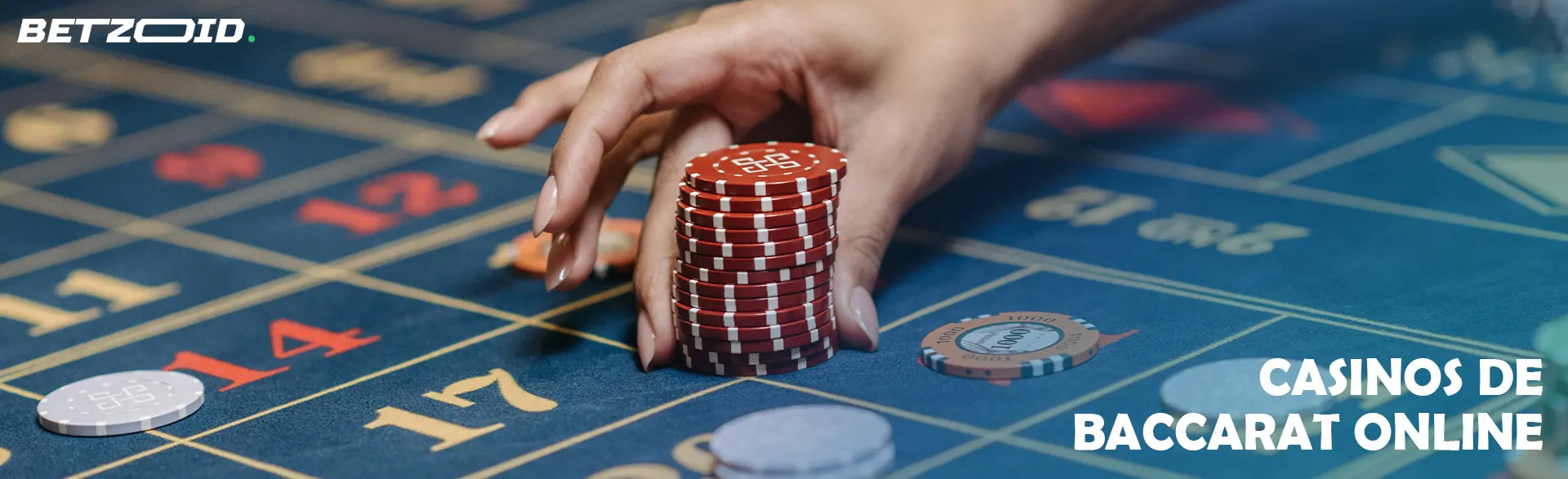 La mano de una mujer pone fichas rojas en la mesa del casino.