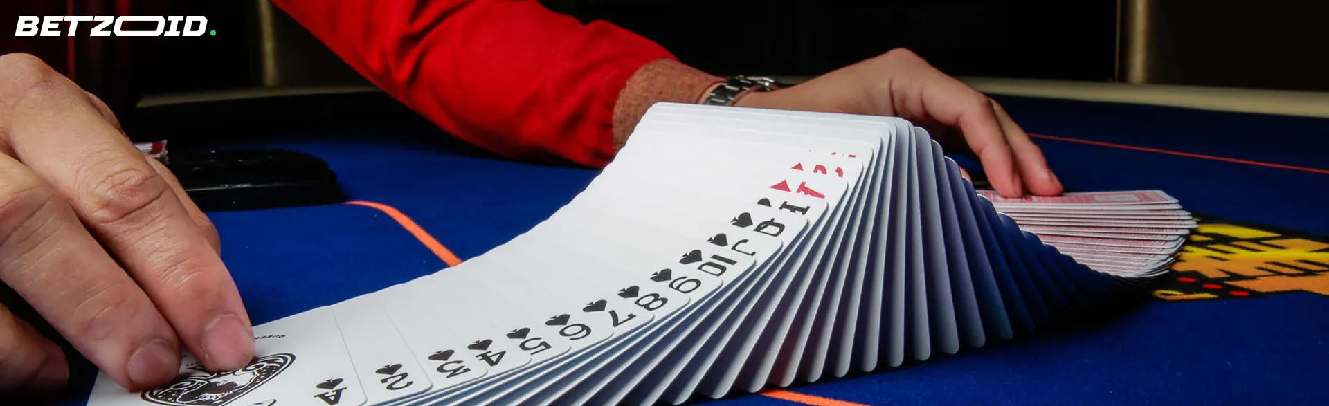 El crupier baraja una baraja de cartas sobre la mesa de juego en casinos con baccarat online.
