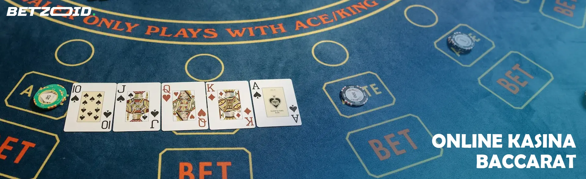 Kasino stůl s kartami a žetony.