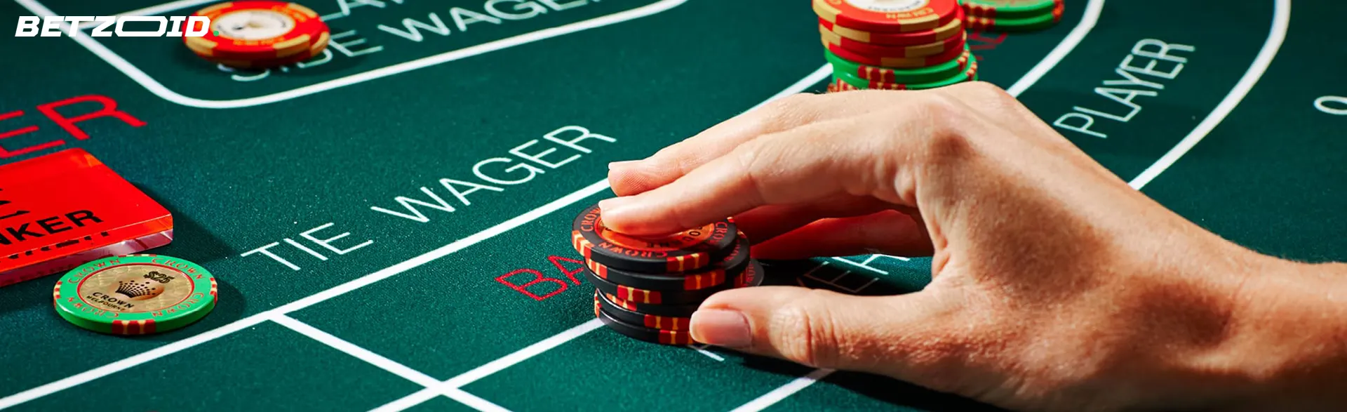 Un joueur détient des jetons sur la table du casino.