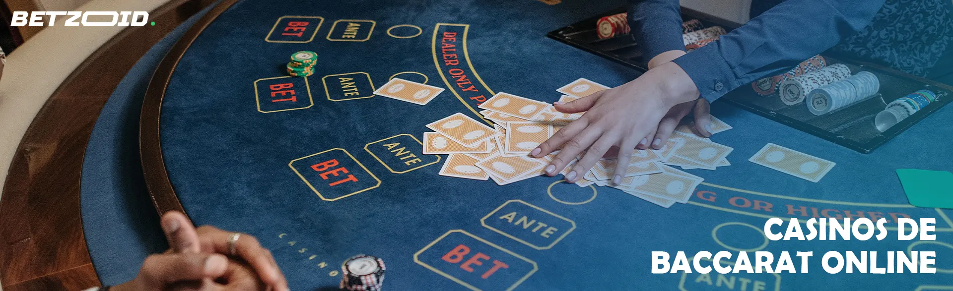 Un jugador baraja cartas en una mesa de baccarat.