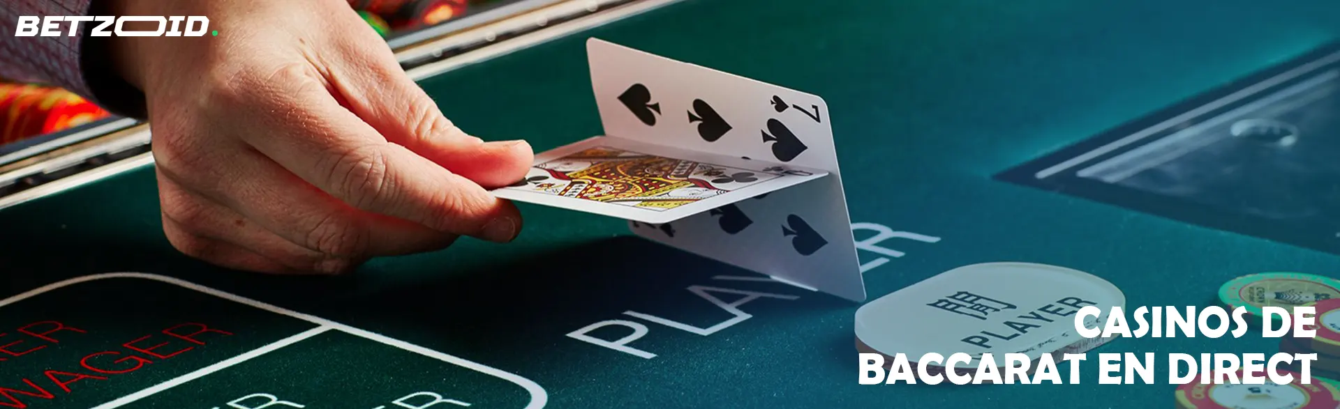 Un joueur détient des cartes sur la table du casino.