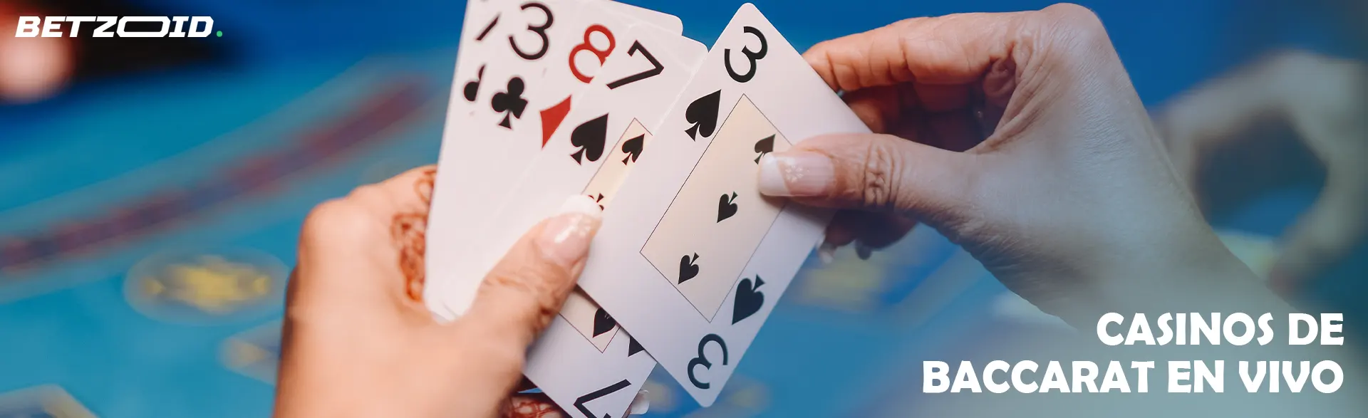 Manos sosteniendo cartas en juego en vivo.