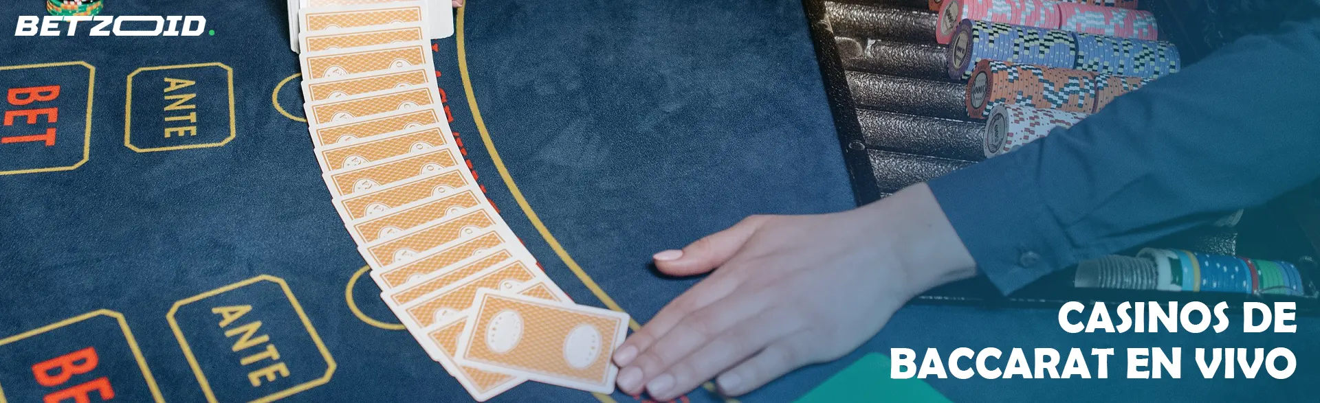 Un jugador coloca cartas en una mesa de casino.