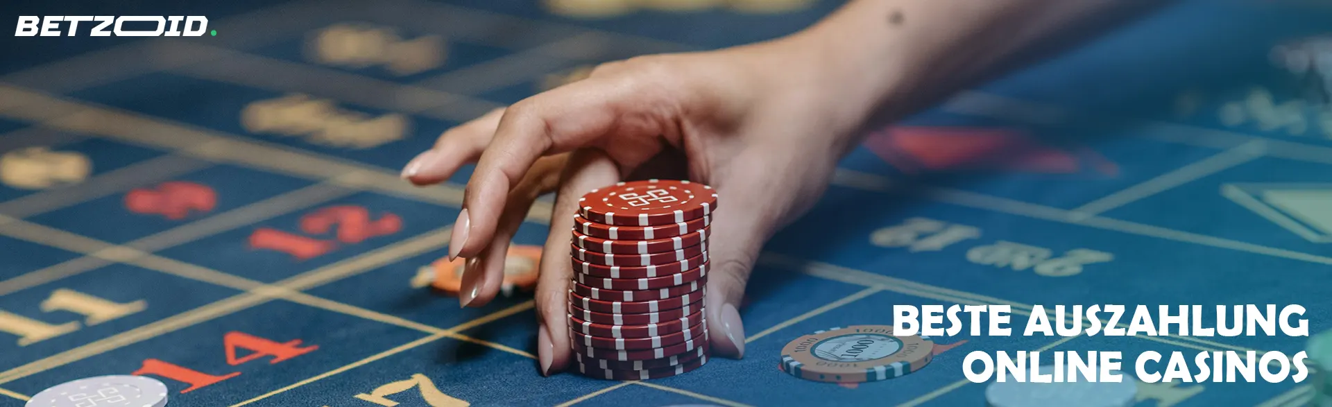 Der Spieler legt Chips auf den Casinotisch.