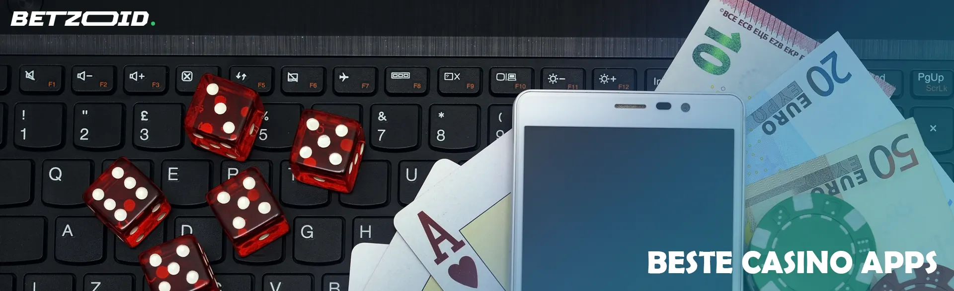 Auf der Tastatur liegen Karten, Würfel, Casino-Chips und ein Smartphone.