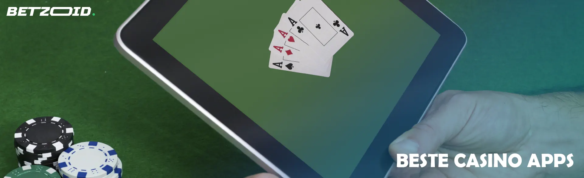 Karten auf dem Tablet-Bildschirm neben Casino-Chips.