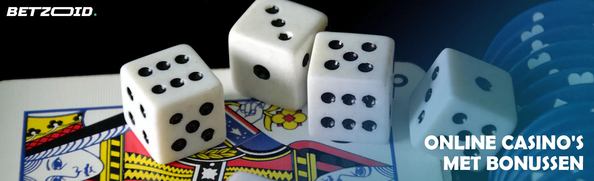 Dobbelstenen en casinofiches liggen op de kaarten.