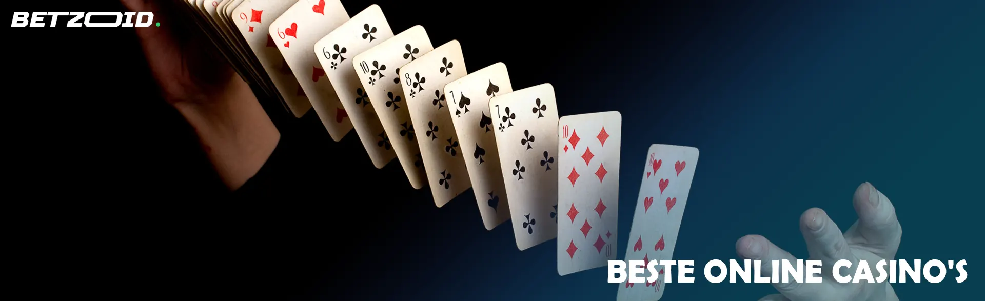 Een man schudt kaarten op een donkere achtergrond.