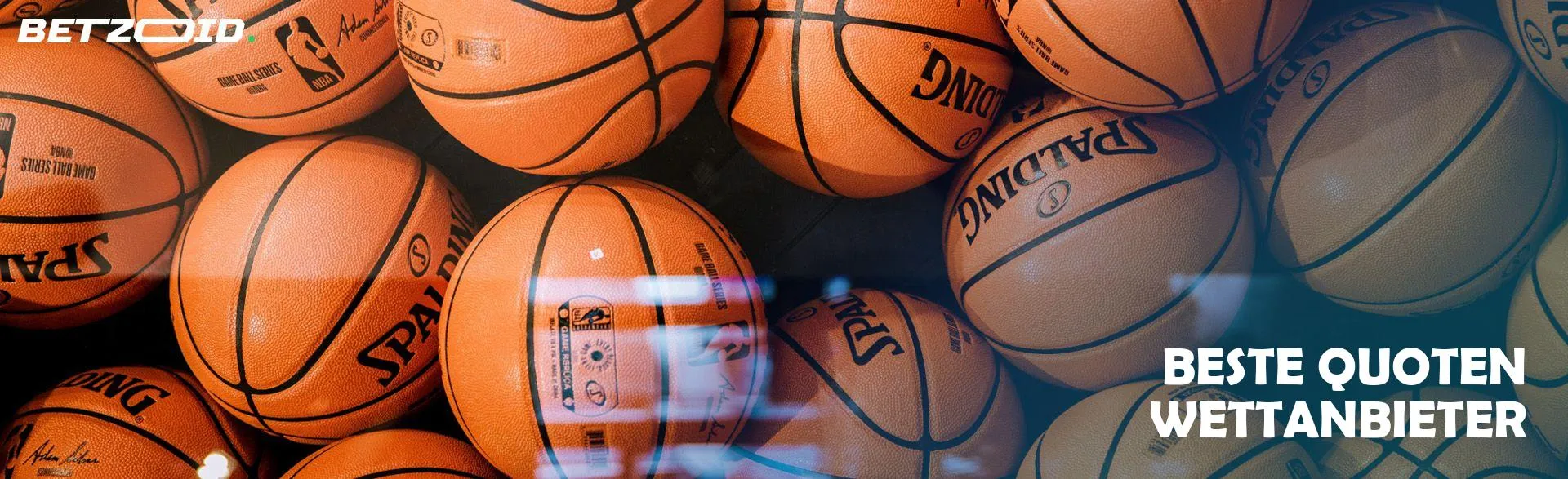 Mehrere Basketbälle unter der Glasscheibe.