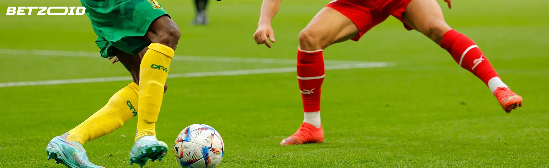 Fodboldspillere kæmper om bolden under kampen.