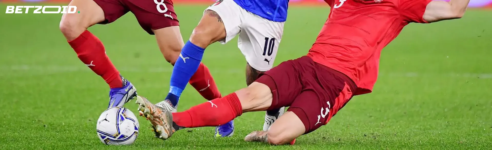 Fodboldspillere kæmper om bolden under kampen.