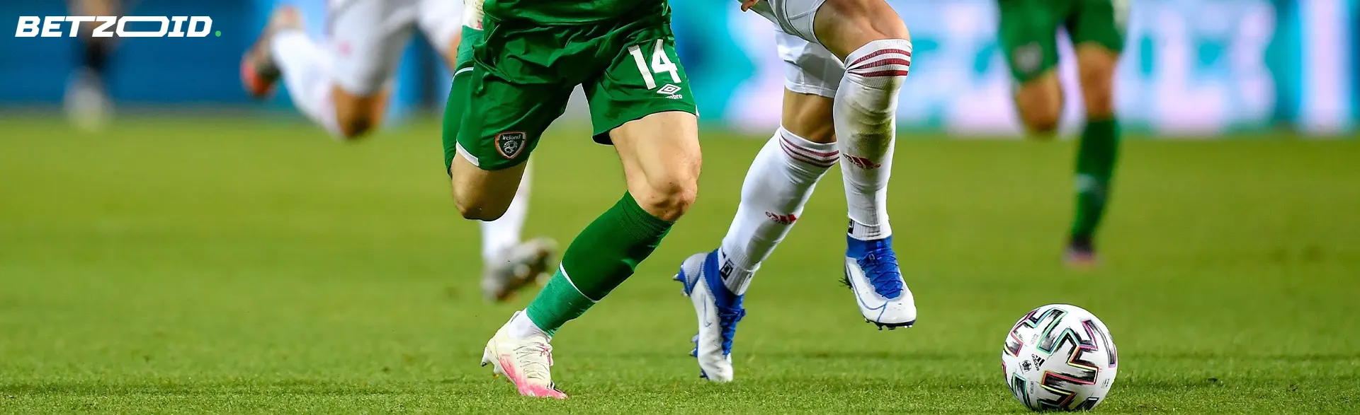 Fotballspillere kjemper om ballen under en kamp.