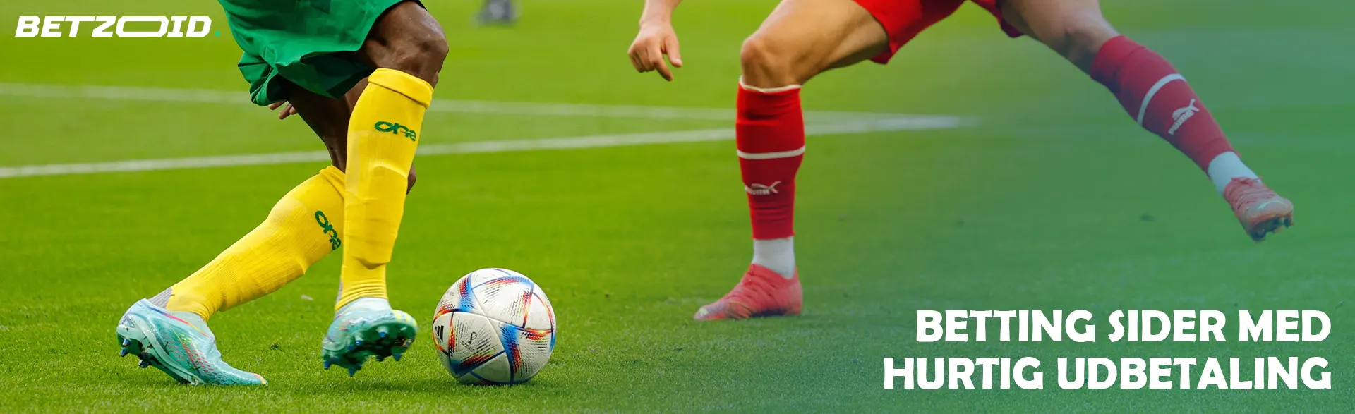 Fodboldspillere kæmper om bolden under kampen.