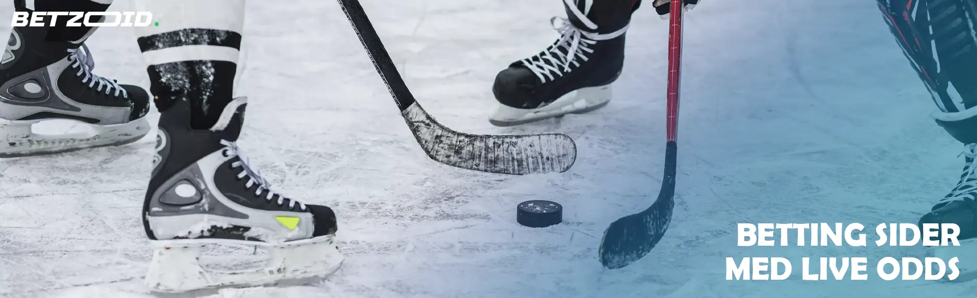 Hockeyspillere med stave kæmper om pucken.