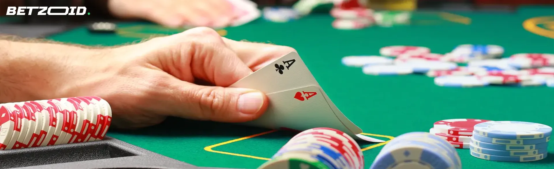 Giocatori di poker con carte e fiches su tavolo rosso.