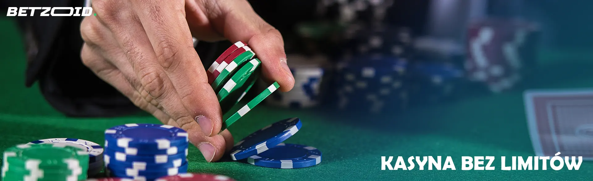 Gracz kładzie żetony na stole w kasynie.