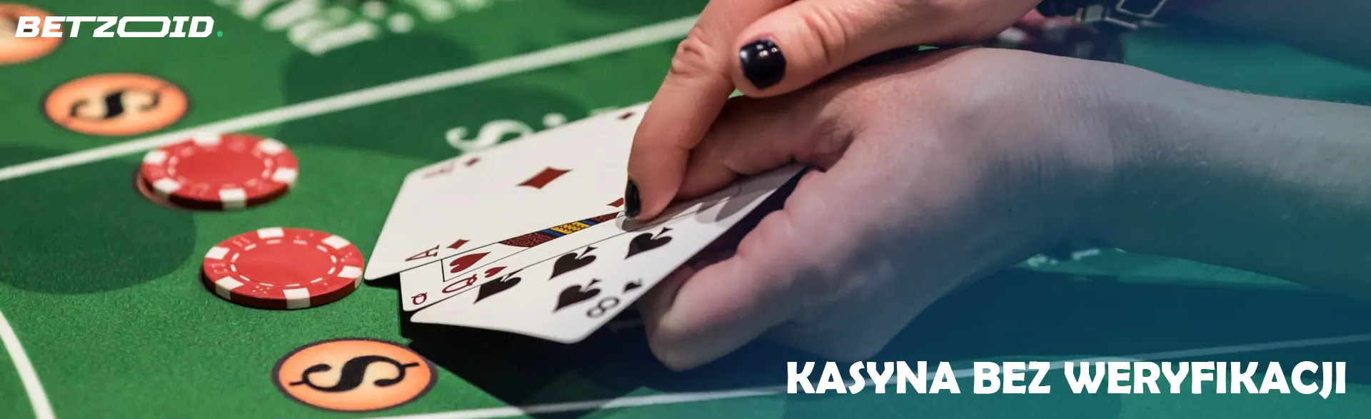 Gracz pokazuje karty nad stołem w kasynie.