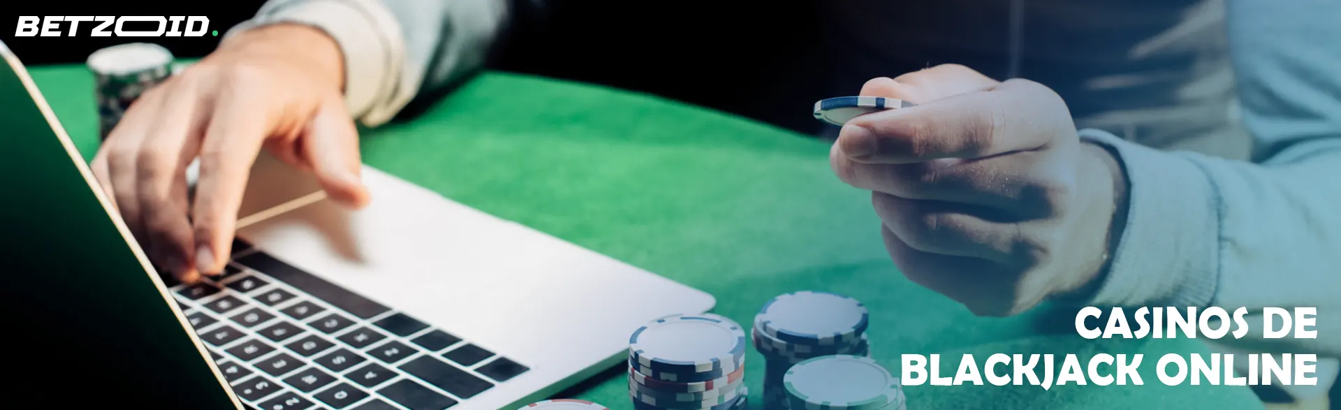 El jugador guarda las fichas junto al portátil.