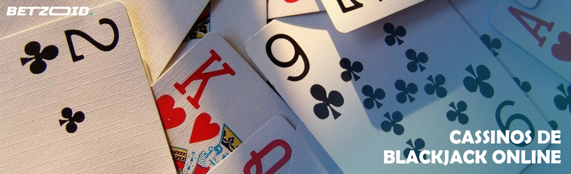 Baralho de cartas espalhado.