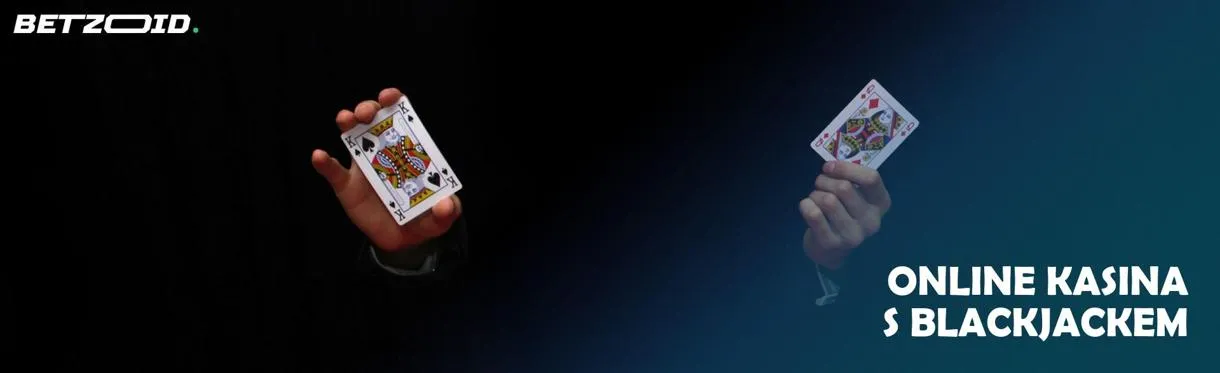 Muž ukazuje karty na tmavém pozadí.