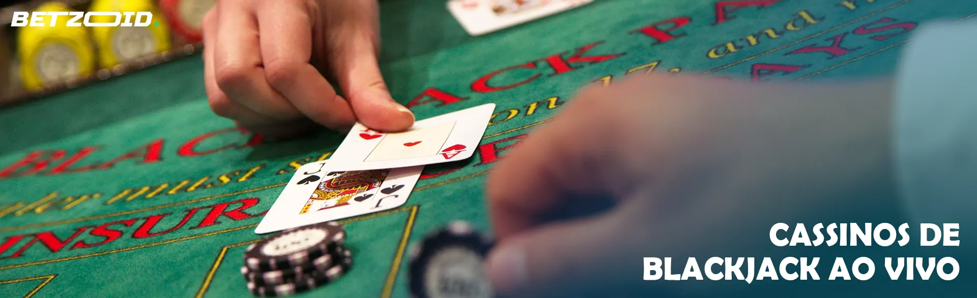 O jogador coloca as cartas na mesa de blackjack.