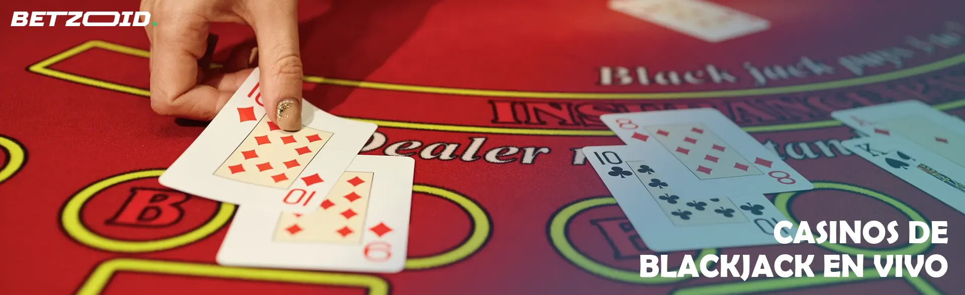 El jugador coloca las cartas en la mesa de blackjack.