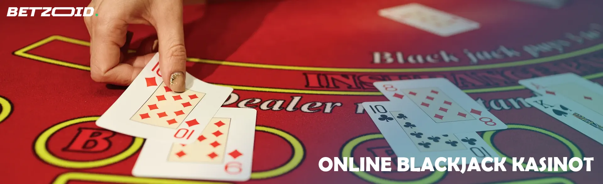 Pelaaja asettaa pelikortit kasinopöydälle.