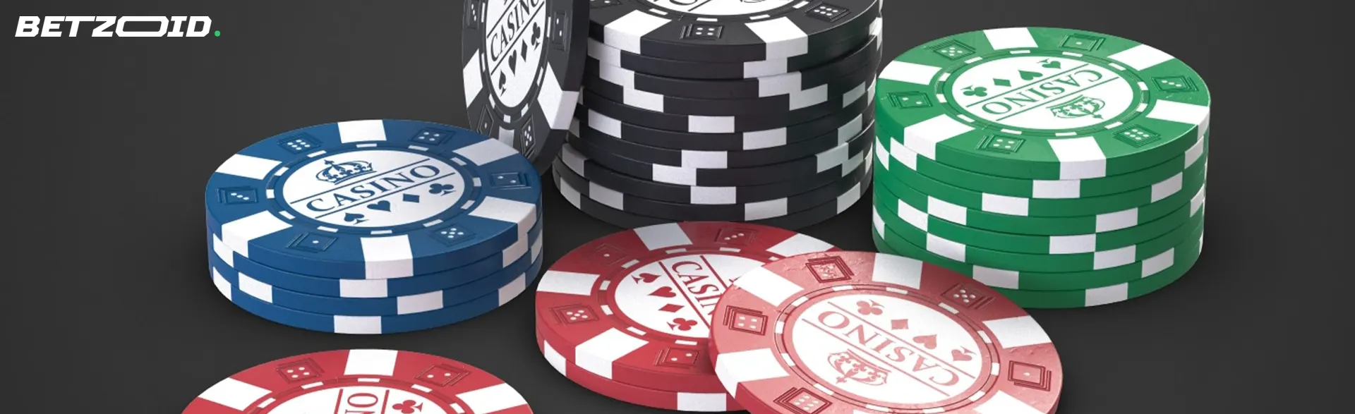 Fiches del casinò di diversi colori impilate su uno sfondo nero.