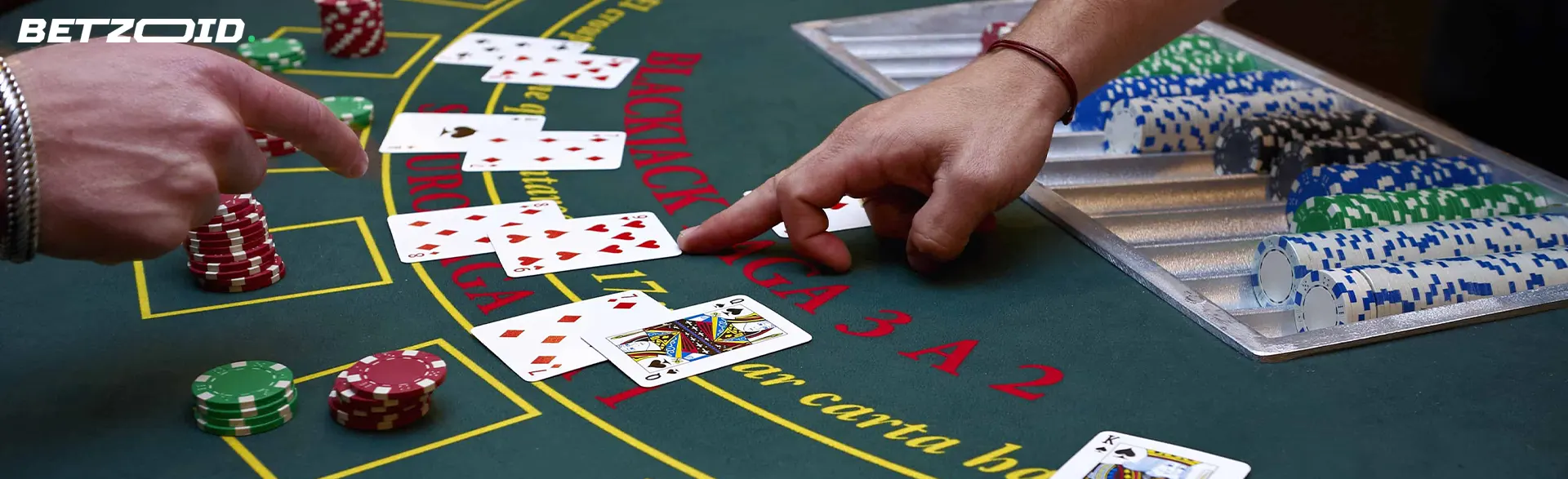 Giocatori a un tavolo di blackjack con soldi veri.