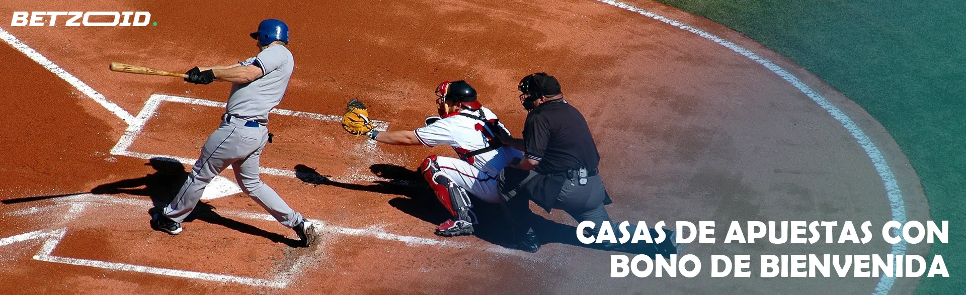 Un jugador de béisbol golpea la pelota.