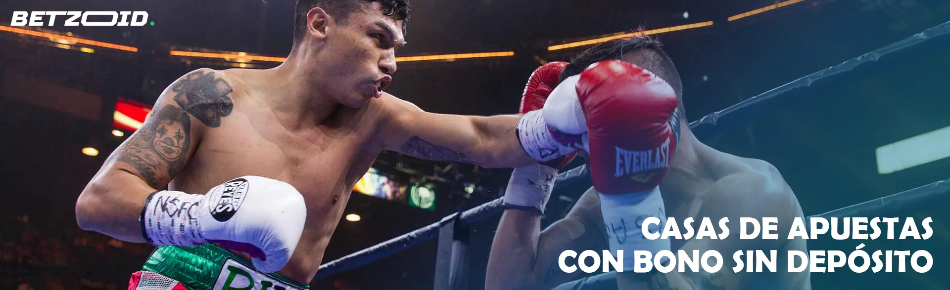 Un boxeador golpea a un oponente en el ring.