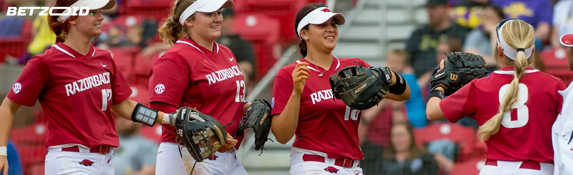 El equipo de béisbol femenino celebra en la cancha.