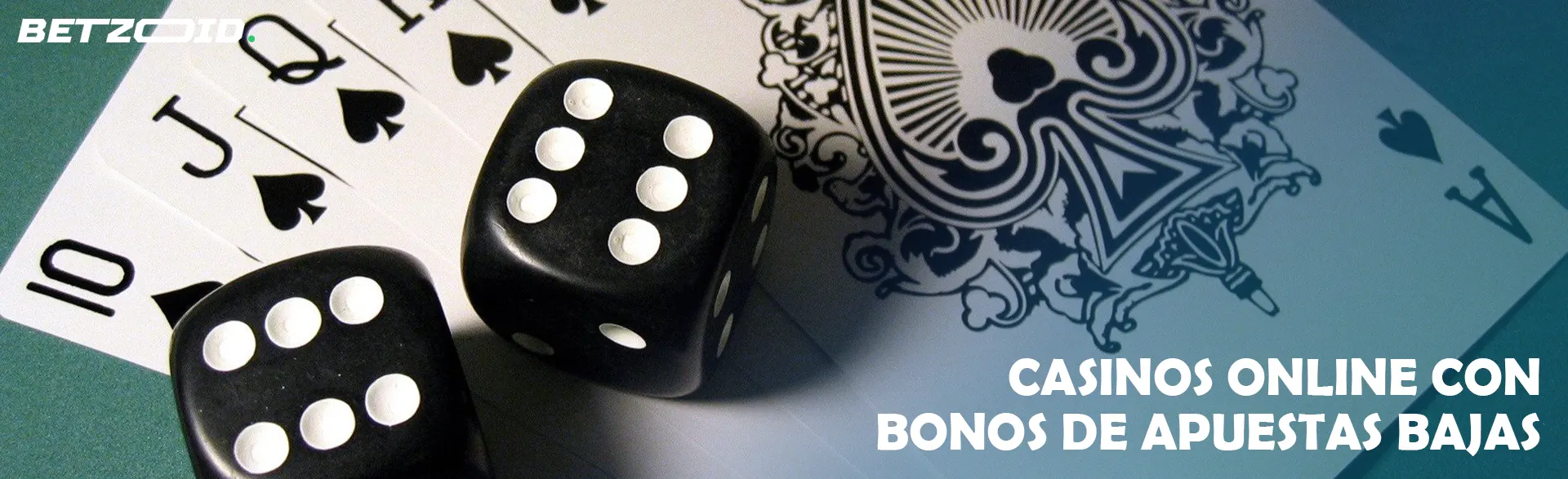 Los cubos se encuentran sobre las cartas.