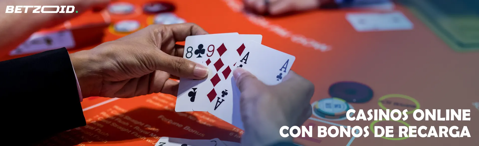 Cartas en manos del jugador en el fondo de la mesa del casino.