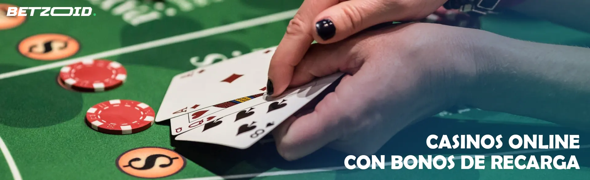 El jugador tiene cartas en la mesa del casino.