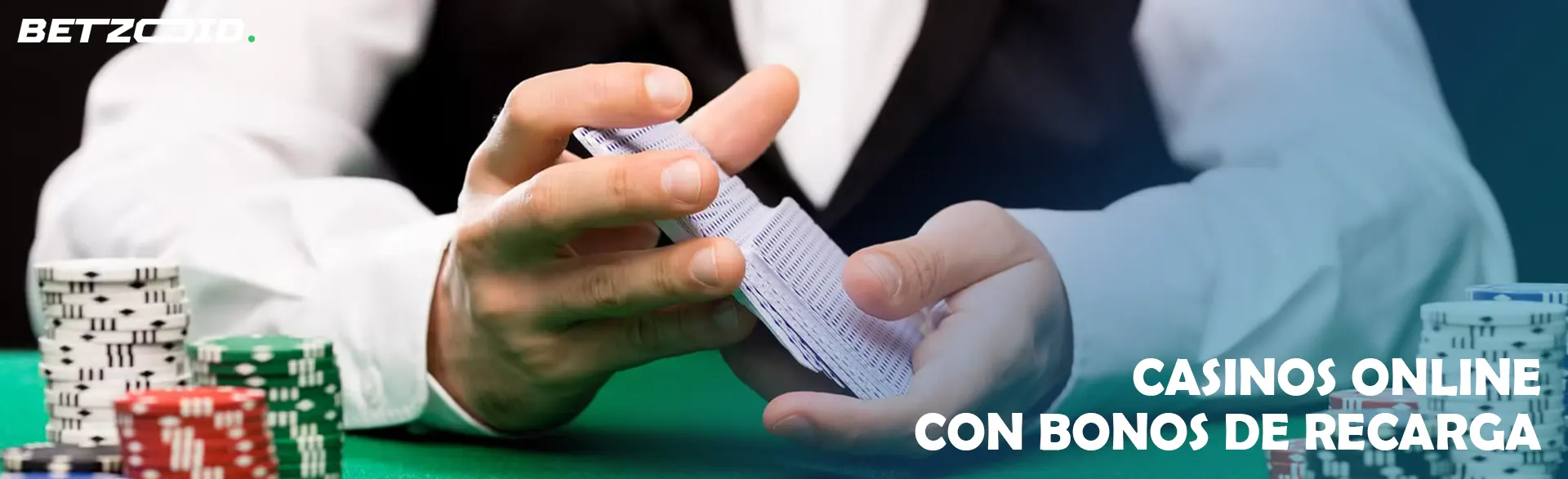 Tarjetas de casino y fichas sobre fondo negro.