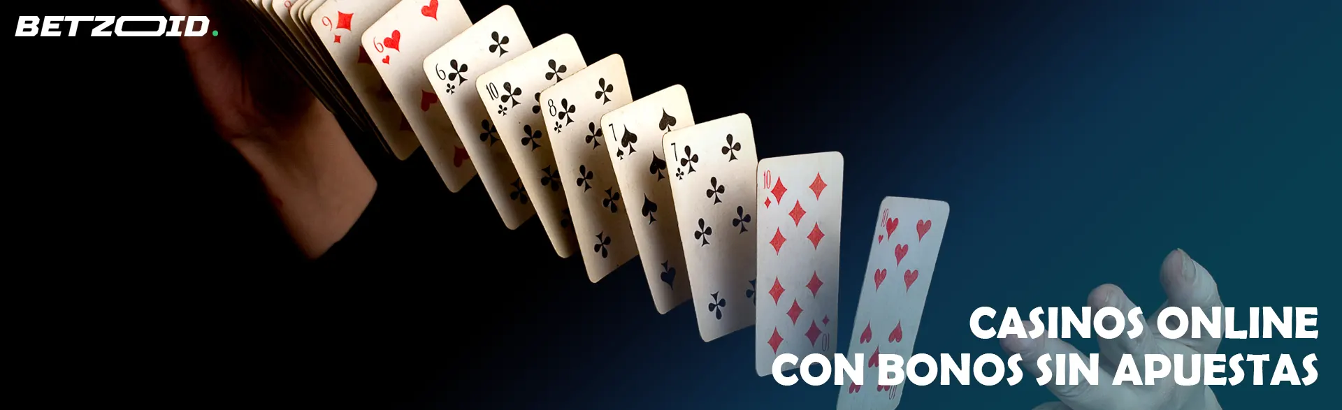 Un hombre baraja cartas sobre un fondo oscuro.