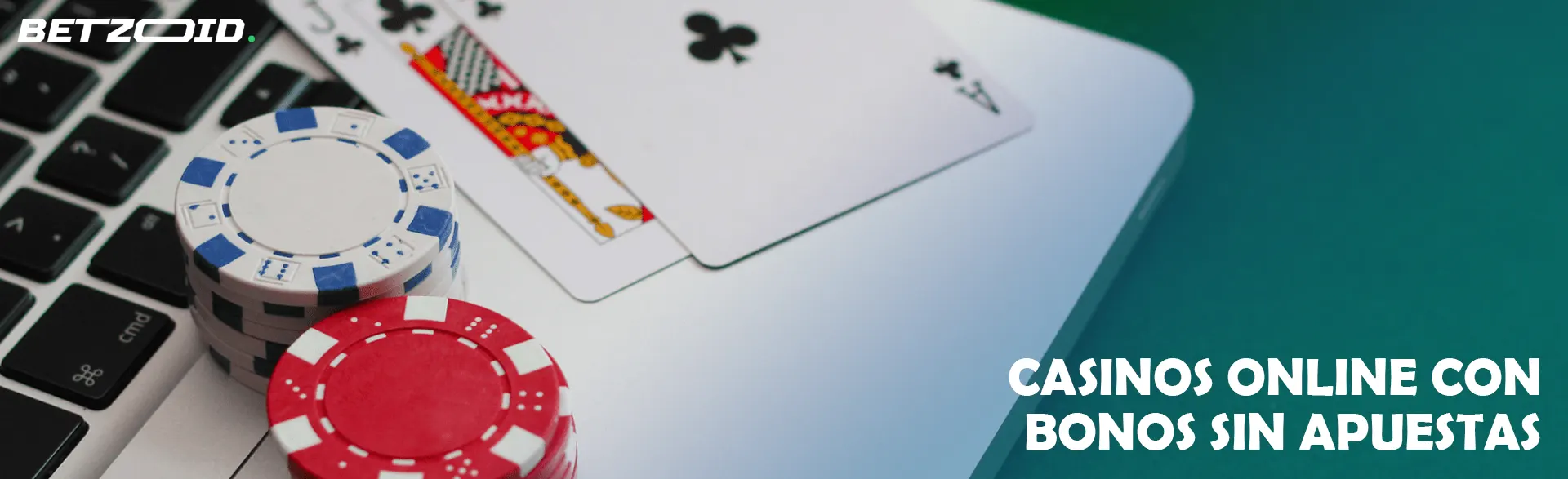 Fichas y cartas de póquer en el teclado de la computadora.