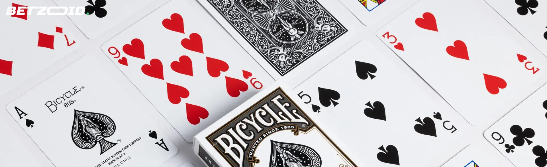 Sobre la mesa hay una baraja de cartas.